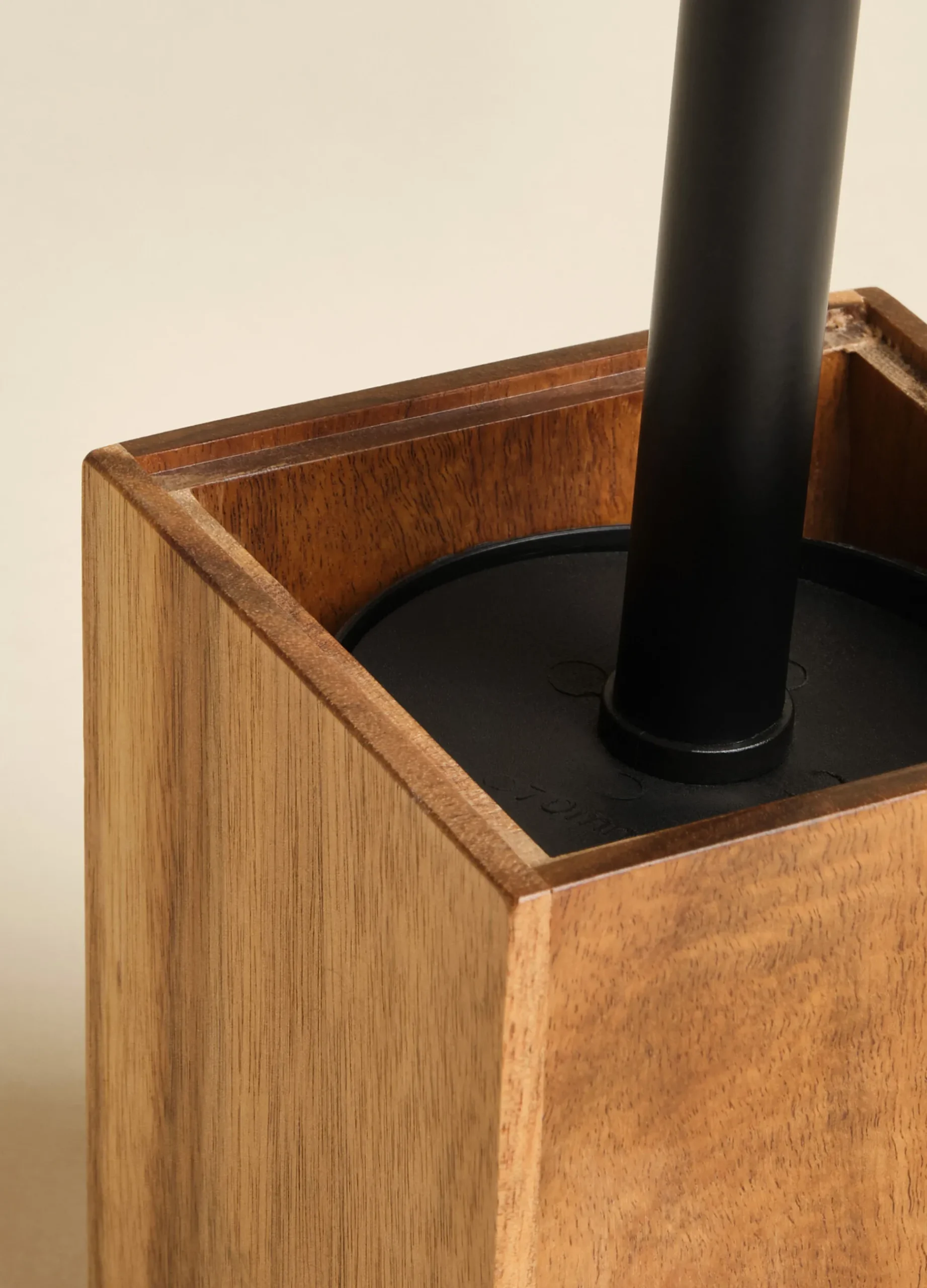 Contenitore scopino in legno di acacia*Croff